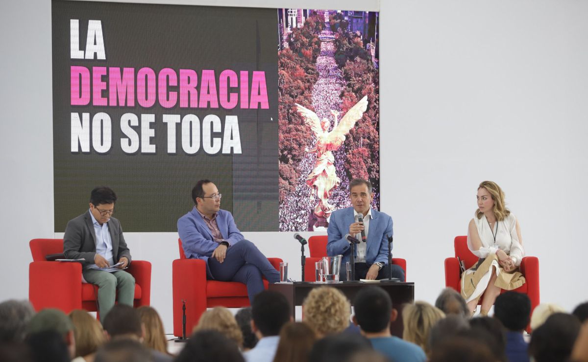 Maestro increpa a los ex consejeros Lorenzo Córdova y Ciro Murayama en la Ibero Puebla