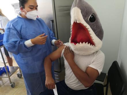 Aquí llegó tu tiburón. Treintón acude a vacunarse con disfraz en Cholula