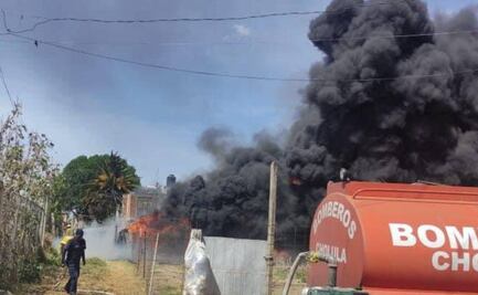  Se incendia depósito de autos y llantas en San Cristóbal Tepontla