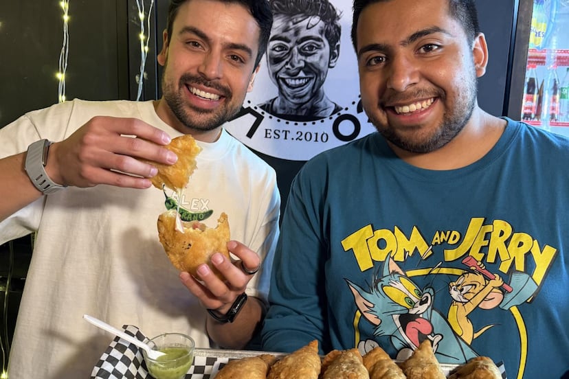 VIDEO Alex Serrano y Paco el de las empanadas regalan comida en calles de Cholula