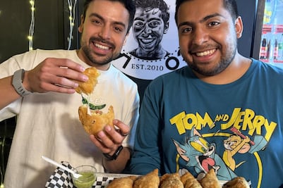 VIDEO Alex Serrano y Paco el de las empanadas regalan comida en calles de Cholula