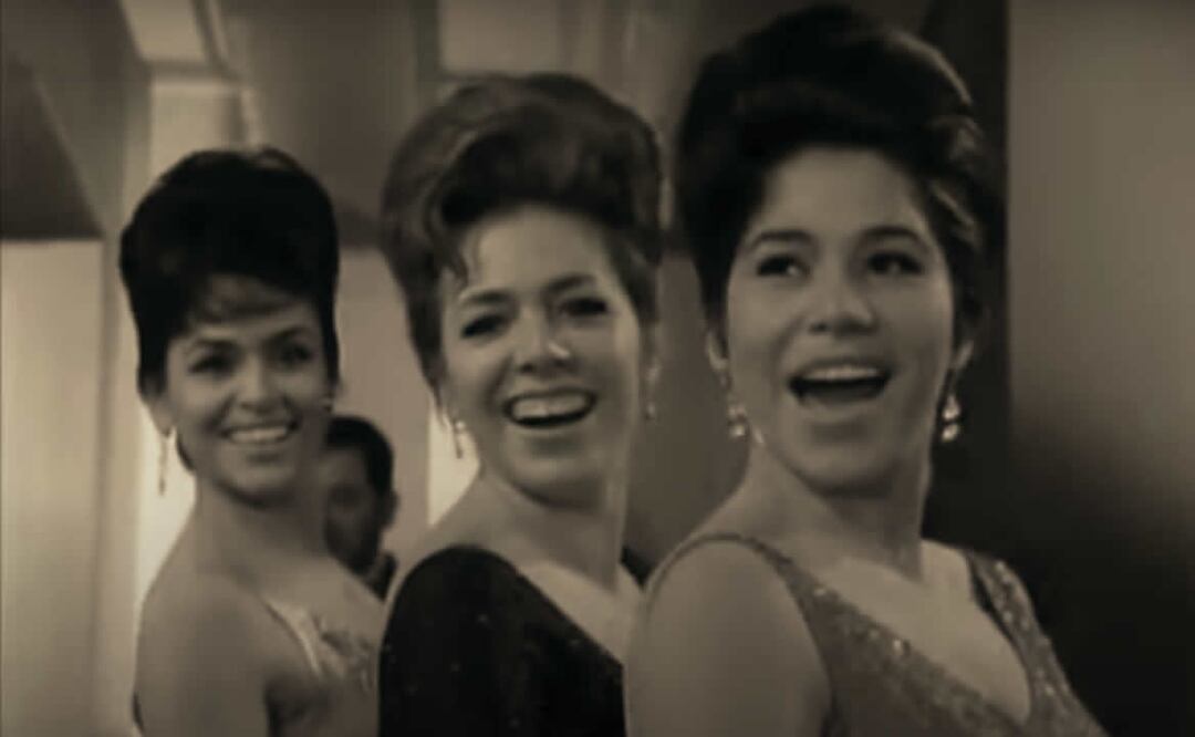 María Elena Velasco Fragossi, a la derecha, en una escena de Los Endemoniados de Ring (1966). Foto: Captura de pantalla