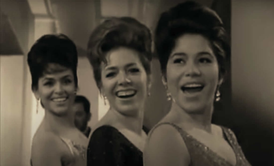 María Elena Velasco Fragossi, a la derecha, en una escena de Los Endemoniados de Ring (1966). Foto: Captura de pantalla