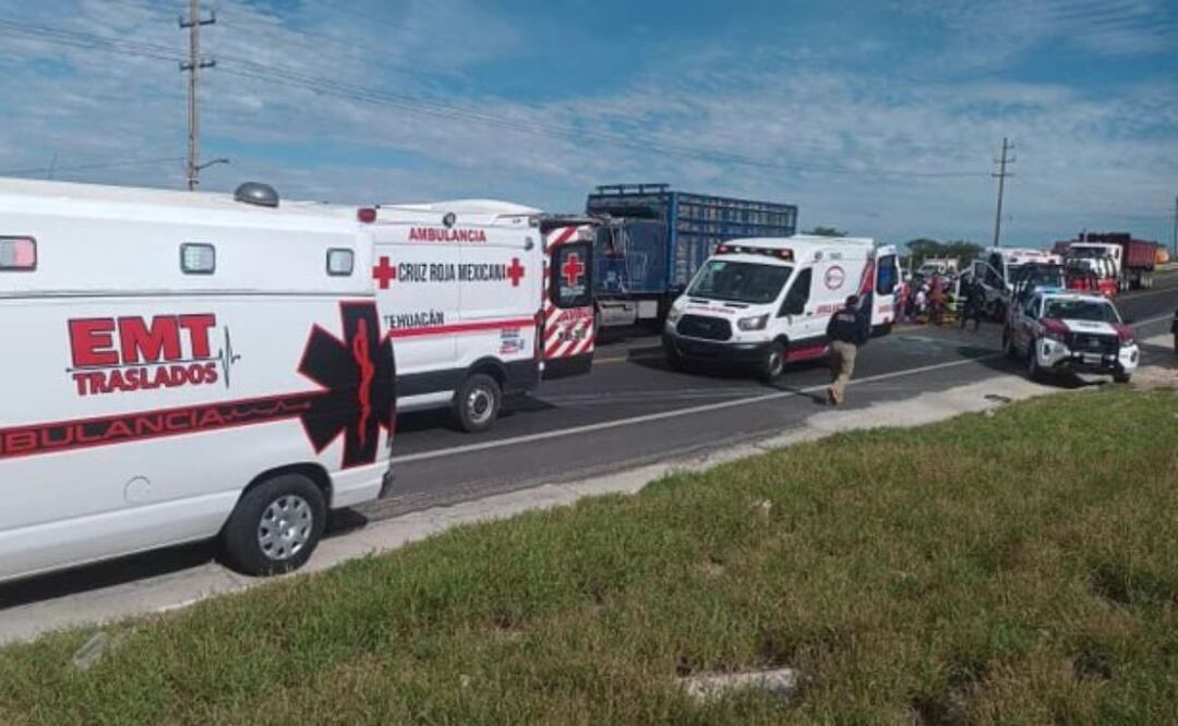 Un accidente vial en la carretera federal Tehuacán-Orizaba dejó un saldo de cinco muertos y nueve heridos | Foto: Twitter Sergio Salomón