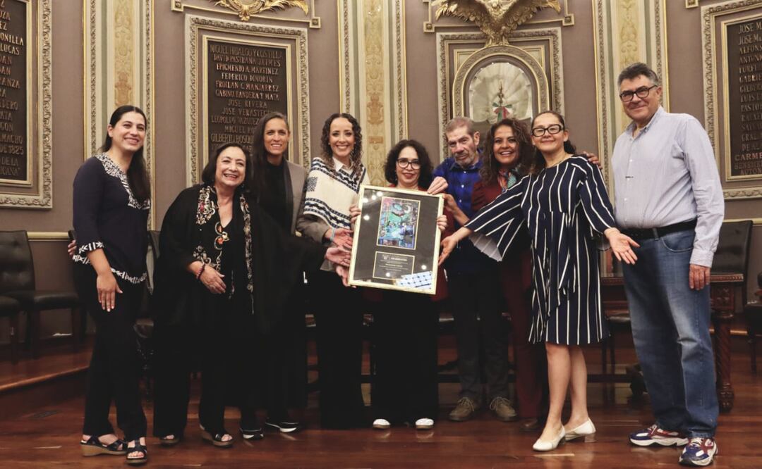 Familiares y organizadores de las Jornadas Internacionales de Teatro Latinoamericano y Poesía acompañaron a Amaranta Leyva durante la entrega de la presea | Foto: Congreso de Puebla