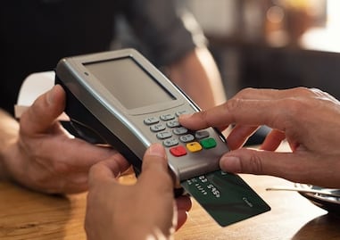 ¿Qué conviene más, una tarjeta de crédito o una departamental?