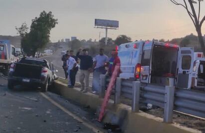 Conductor se mete en sentido contrario a carretera y provoca fuerte accidente en Michoacán