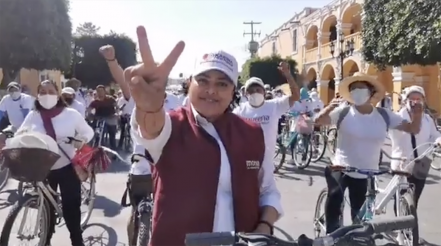 Usan vehículos oficiales para campaña de Karina Pérez Popoca