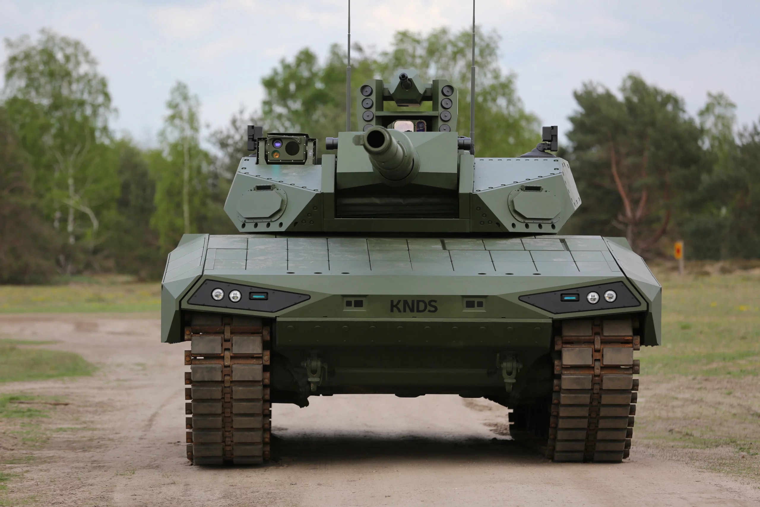 El nuevo vehículo de combate será más liviano y seguro, aumentará su potencia de fuego y, como innovación destacada, estará equipado con una torreta de ataque autónoma, sistemas antidrones y un lanzador de misiles guiados antitanque.

Foto: Producción El Universal Puebla