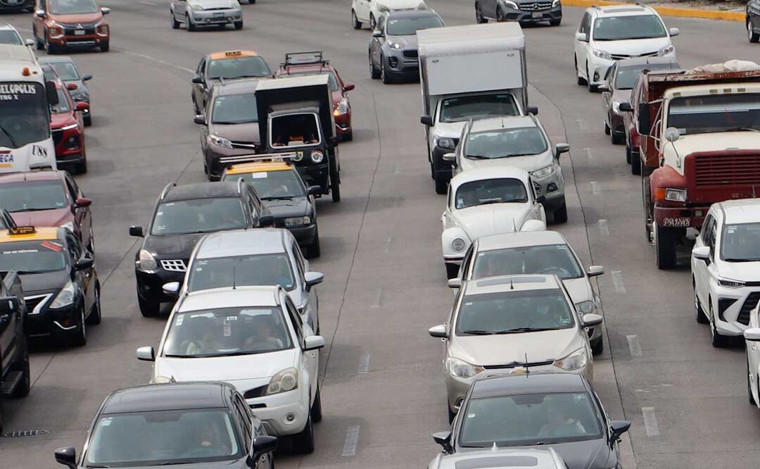 Presuntos delincuentes usaron un vehículo con estrobos para robar una camioneta en Puebla | Foto: Agencia Es Imagen para El Universal Puebla