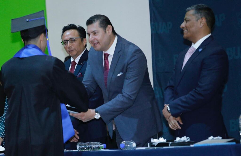 Alejandro Armenta acudió a una graduación de estudiantes universitarios | Foto: Especial