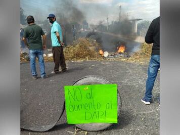 Cierran carretera de Tehuacán y queman llantas para que alcalde anule el cobro del DAP