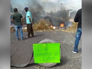 Cierran carretera de Tehuacán y queman llantas para que alcalde anule el cobro del DAP