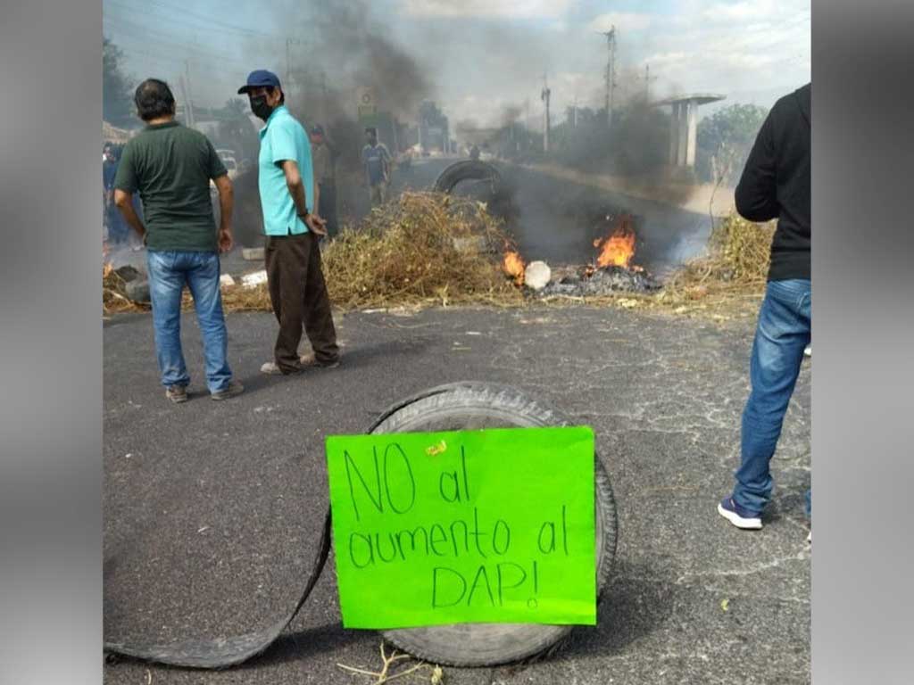Cierran carretera de Tehuacán y queman llantas para que alcalde anule el cobro del DAP