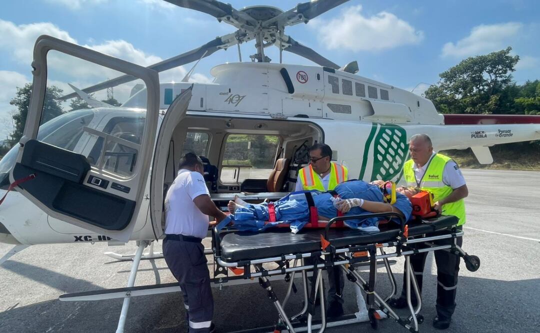 La paciente, de 34 años, fue movilizada durante la madrugada, del Hospital Integral de Venustiano Carranza al Hospital General de Huauchinango | Foto: Gobierno del Estado