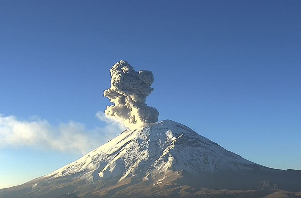 El Centro Nacional de Prevención de Desastres (Cenapred) y la Universidad Nacional Autónoma de México (UNAM) utilizan el Semáforo de Alerta Volcánica para indicar el nivel de peligro de un volcán activo como el Popocatépetl.
Foto: Producción El Universal Puebla