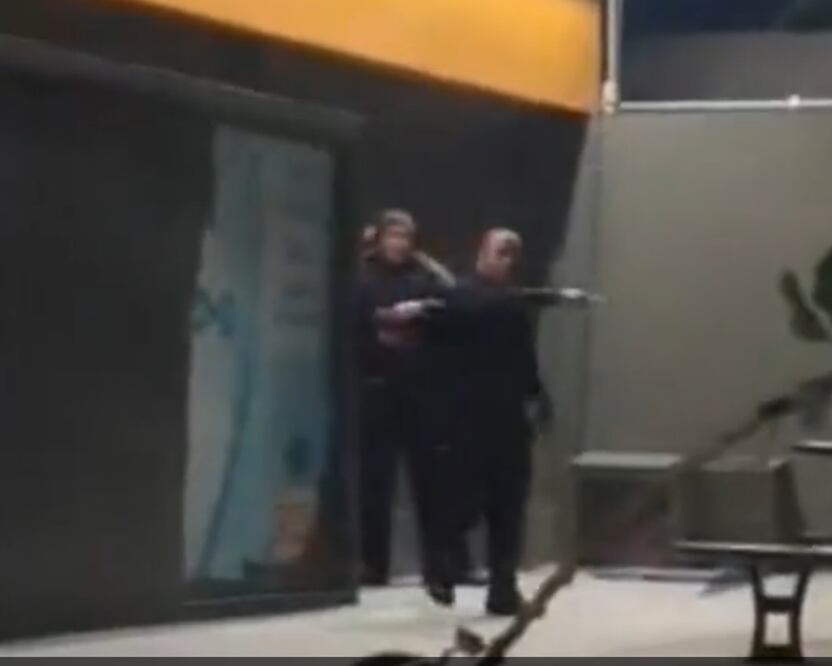 Transeúntes exhibieron en redes sociales a policías de Huejotzingo haciendo un uso excesivo de la fuerza | Foto: Especial