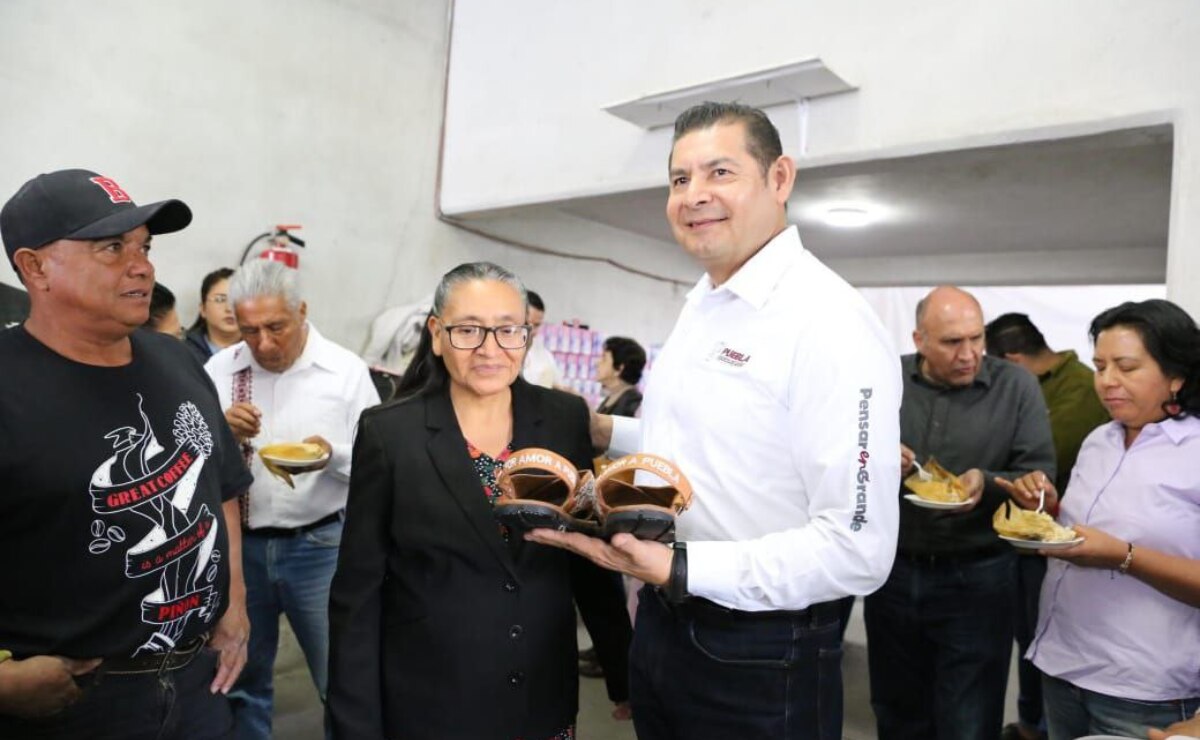 El gobernador de Puebla promueve tres centros de calzado; uno en Tehuacán, Tepeyahualco y en la capital I Foto: Gobierno del Estado