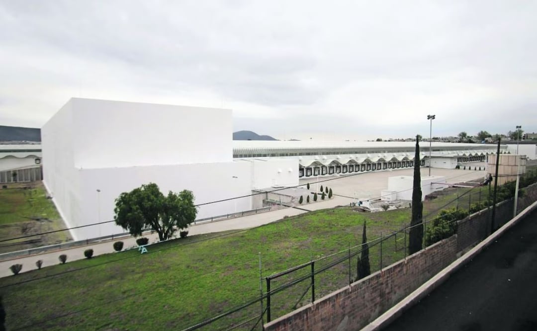 La nave ubicada en Huehuetoca, Estado de México, y que perteneció a la tienda Liverpool ya fue pintada de color blanco aunque todavía no se ha colocado señalizaciones del gobierno federal. | Foto: Diego Prado / EL UNIVERSAL