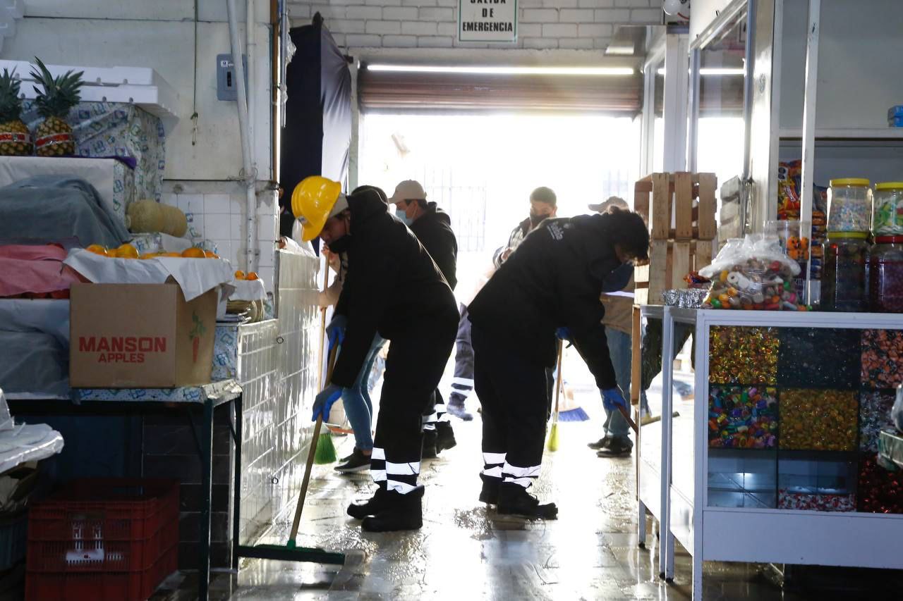 Personal del Ayuntamiento de Puebla realiza labores de mantenimiento en mercados | Ayuntamiento de Puebla