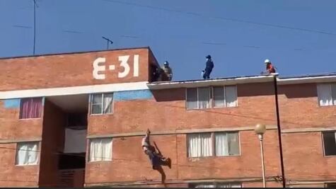 Hombre se avienta de edificio en San Bartolo