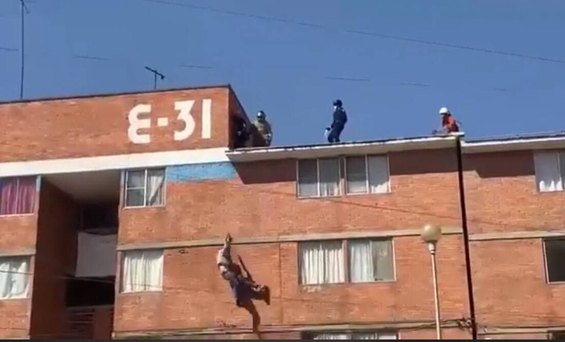 Hombre se avienta de edificio en San Bartolo