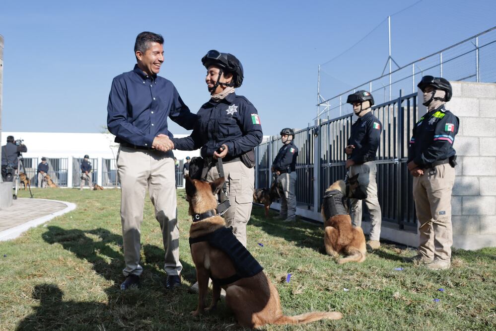 Eduardo Rivera Pérez saludó a los integrantes del K9, quienes ahora tienen nuevas instalaciones | Foto: Agencia Es Imagen para El Universal Puebla
