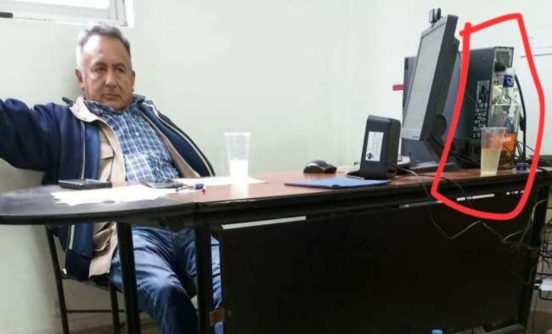 Captan a encargado de despacho del Instituto Estatal de Educación para Adultos de Tepeaca en presunto estado inconveniente | Foto: Diario Cambio.