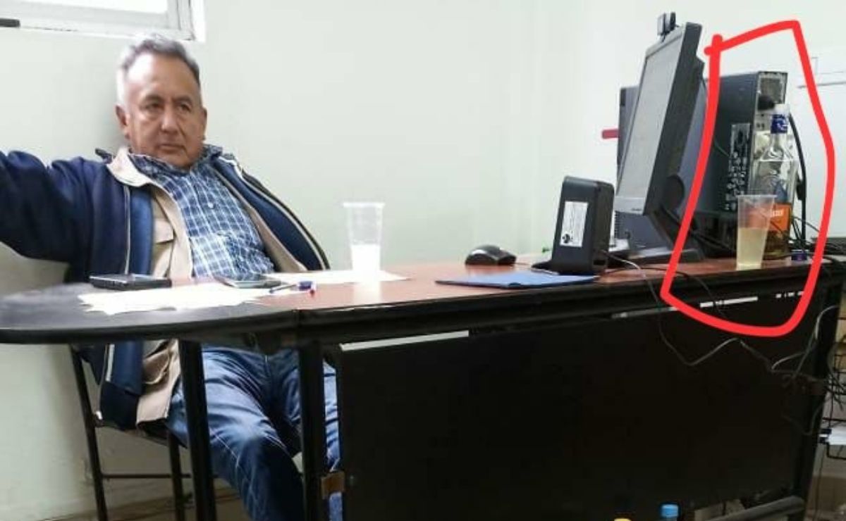 Acusan a encargado de despacho del IEEA en Tepeaca de trabajar borracho