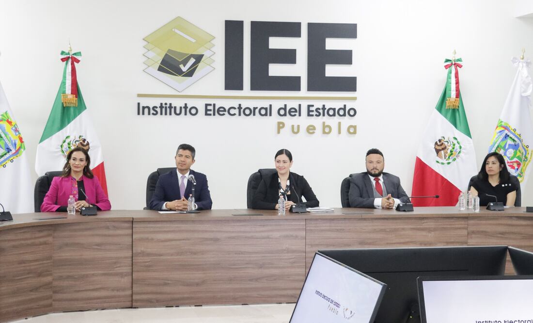 La alianza Mejor Rumbo para Puebla registró su plataforma en el IEE | Foto: EsImagen