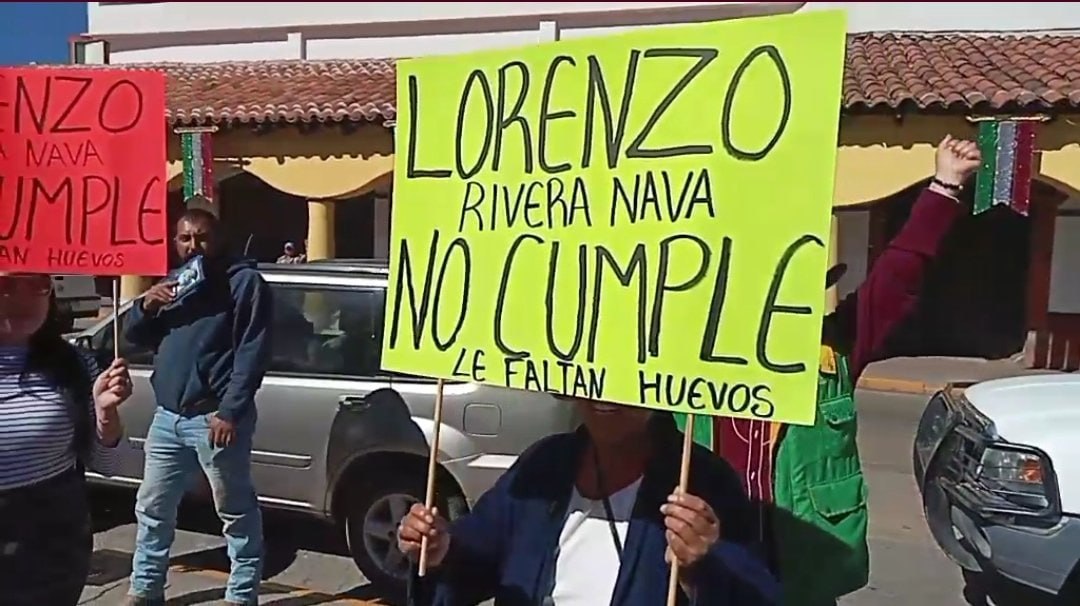 Con pancartas y lonas con la leyenda “Lorenzo Rivera no cumple” se manifestaron en Chignahuapan | Foto: Twitter Jésica Baltazares / 
LN Noticias Chignahuapan