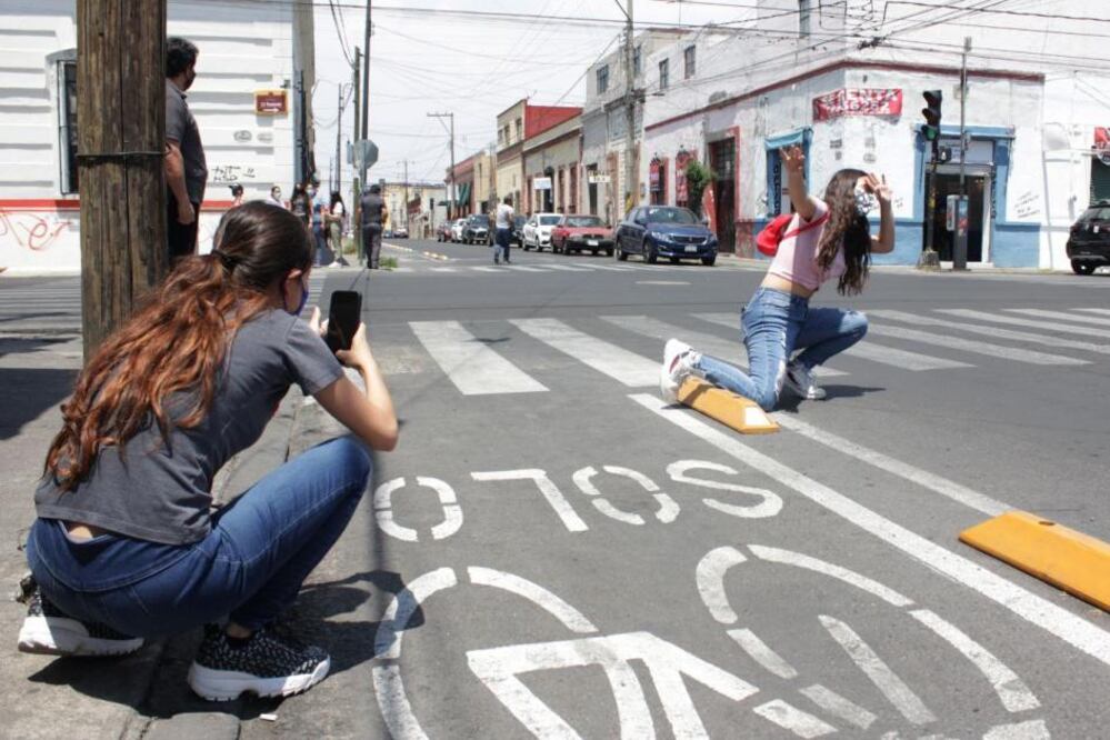 Personas se toman fotografías en el polémico sitio de la capital de Puebla