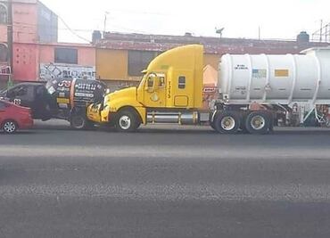 Balacera y persecución en Tepeaca por el robo de una pipa de gas LP