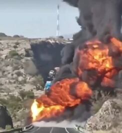 VIDEO. Por aparatoso choque de dos pipas cierran la Cuacnopalan-Oaxaca