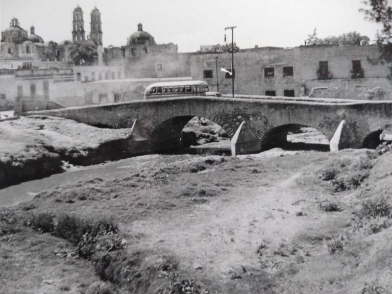 Este puente sirvió como una barrera para aislar a los enfermos de la peste bubónica del resto de la población, ayudando a prevenir la propagación del contagio.

Foto: Producción El Universal Puebla