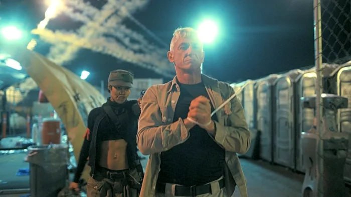 Sean Penn entrega todo para construir un antagonista despiadado y desagradable, un cazador cuya presencia eleva la tensión en segundos | Foto: Warner Bros