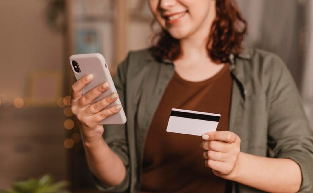 El SAT observa las tarjetas o cuentas que generan ganancias / Foto: Freepik