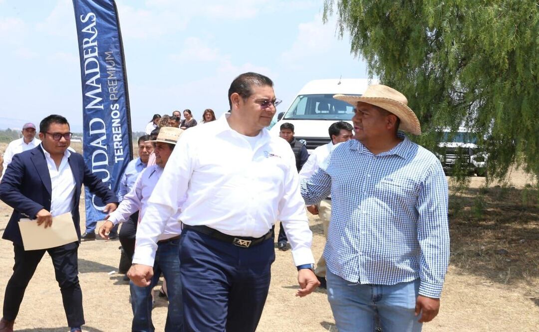 Alejandro Armenta agradeció el donativo del Grupo Inmobiliario Ciudad Maderas | Foto: Gobierno del Estado