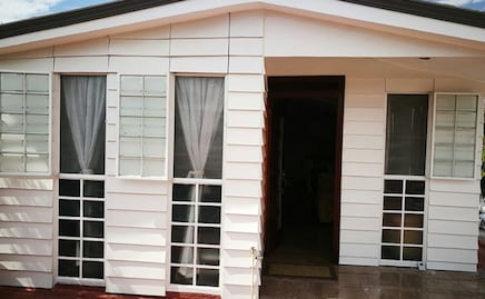 Así son las casas hechas con botellas de plástico, ¿se pueden comprar en Puebla?