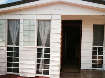 Así son las casas hechas con botellas de plástico, ¿se pueden comprar en Puebla?