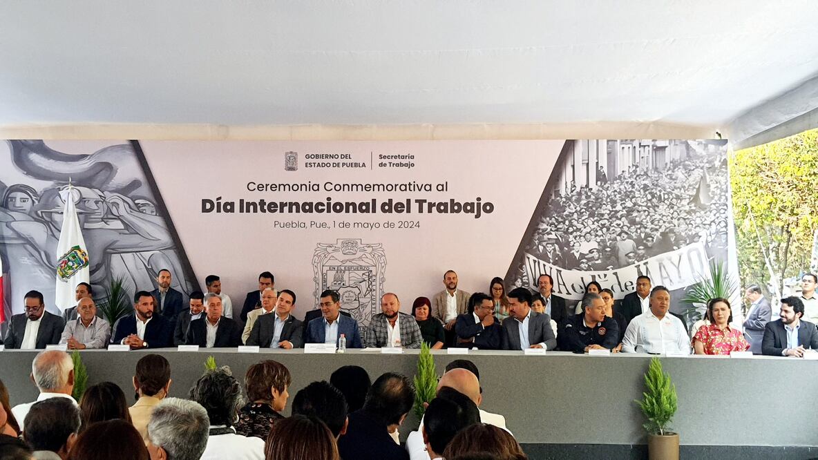 El gobernador de Puebla encabeza ceremonia oficial del Día del Trabajo | Foto: EsImagen