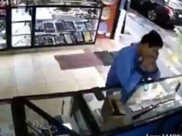 Se ‘traga’ cuatro anillos de oro para robarlos de una joyería en el Centro de Puebla
