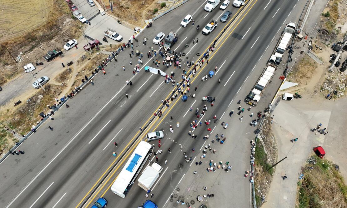 Autopista México-Puebla es bloqueada por pobladores que exigen frenar la perforación de pozos | ES IMAGEN