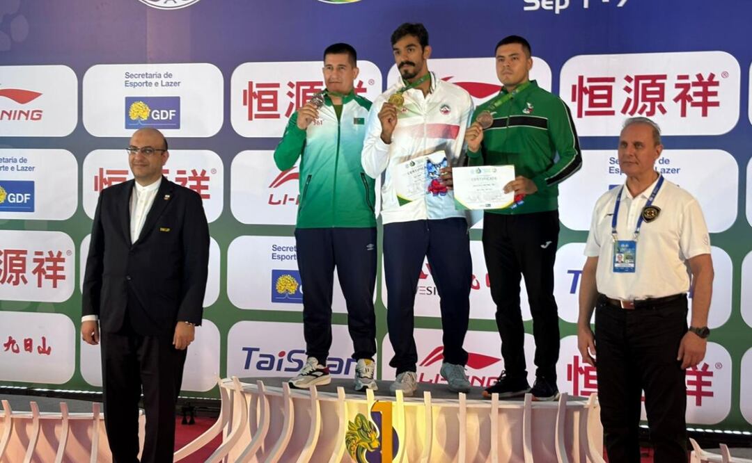 El poblano Eduardo Cruz, orgulloso medallista en el Mundial de Wushu | Foto: Gobierno de Puebla.