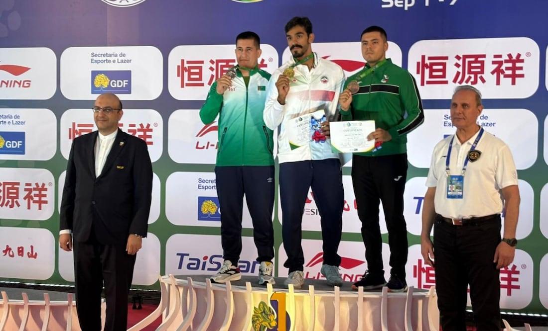 El poblano Eduardo Cruz, orgulloso medallista en el Mundial de Wushu | Foto: Gobierno de Puebla.