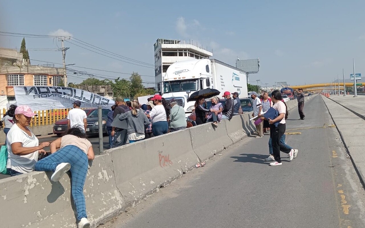 Esta situación ha causado un gran congestionamiento de tráfico en la zona.

Foto: Producción El Universal Puebla