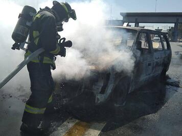 Vagoneta se incendia en la México-Puebla, a la altura de Parque Industrial La Resurrección