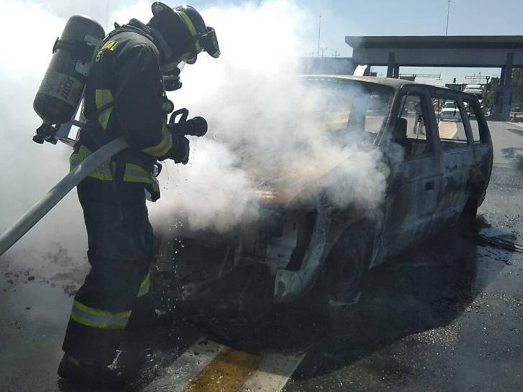Vagoneta se incendia en la México-Puebla, a la altura de Parque Industrial La Resurrección