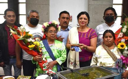 Cocinera tradicional de Huaquechula es reconocida en Los Pinos