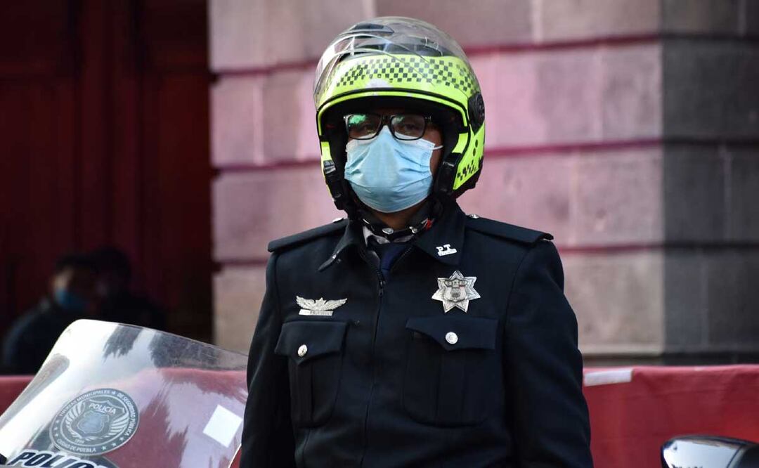 Aunque también viste de azul, el policía de tránsito tiene características especiales | Foto: Agencia Es Imagen para El Universal Puebla
